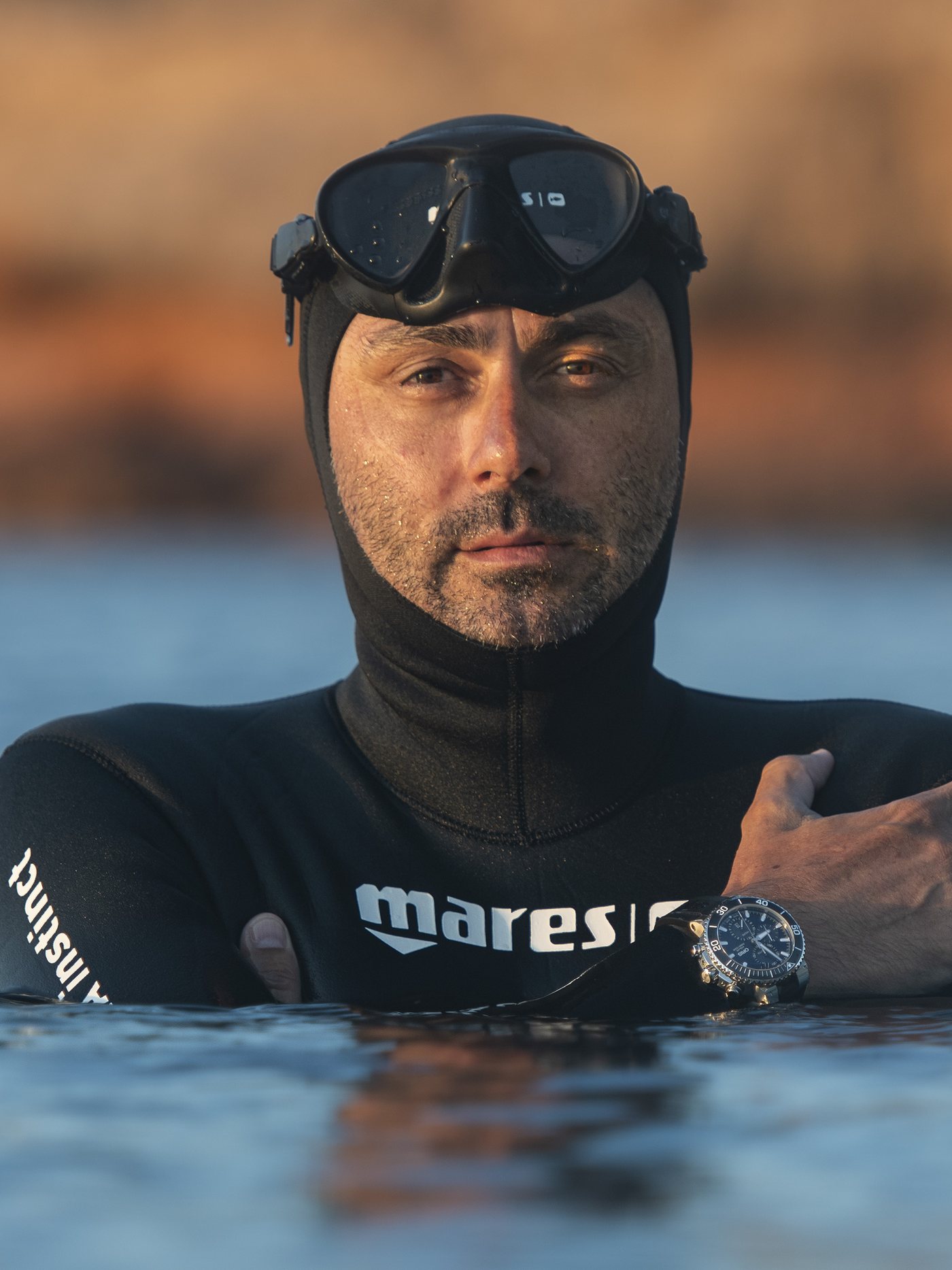 Retrato de Miguel Lozano en el mar con traje y máscara de apnea sobre la frente